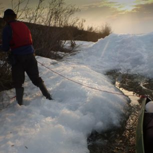 Půlnoční přestávka při mnohahodinové přejezdu Colville Lake.