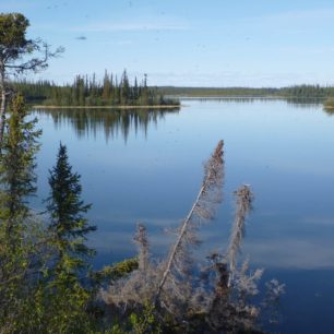 Soustava jezer před Anderson River je krásná a tichá.