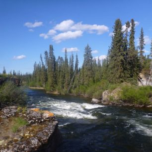 Jezera před Anderson River jsou propojená krásnými peřejemi.