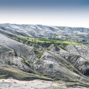 Magické pískové hory u Arktického oceánu. Z půdy tu uniká síra a působí to zde více jako na Marsu.