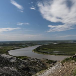 Na obrovské poklidné meandry řeky se lze dívat hodiny.