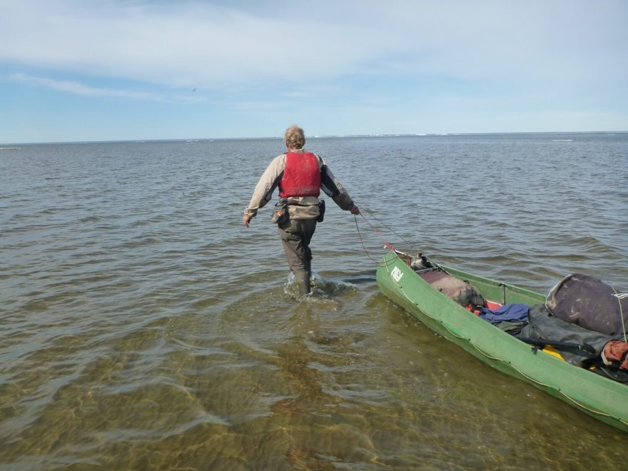 Beaufortovo moře utváří velmi mělký písek až kilometr od pobřeží, že nelze ani pádlovat. Takové místo je za větru nemožné překonat.