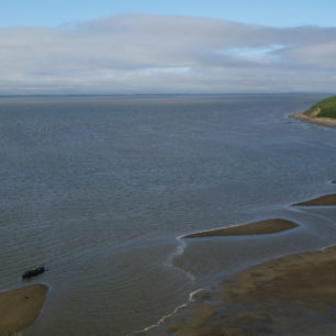 Pobřeží oceánu je nečekaně mělké a písčité.