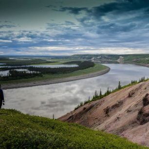 Říční systém před deltou do oceánu, vpravo hory, vlevo jezera.