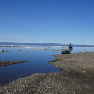 Arktický oceán je za deltou řeky mělký a plný mořských ker.