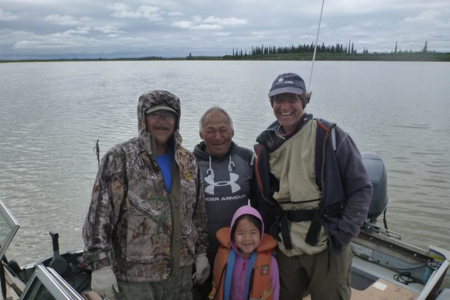 Inuité vracející se z lovu ryb. Tito lidé se vždy usmívají. Mají rádi zemi, kde žijí.