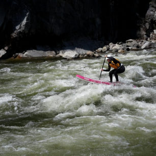 Elaho nám místy nabízí houpání na velikých vlnách.