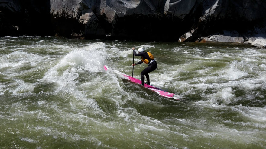 Elaho nám místy nabízí houpání na velikých vlnách.