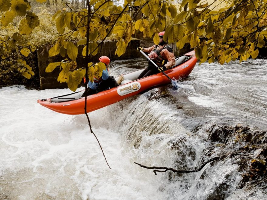 Když se barví listí kolem řeky, je to vždy fajn plavba.