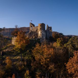 Hrad Revište je snadným cílem pro vodáky. Od řeky je to k němu jen kousek. Region GRON.