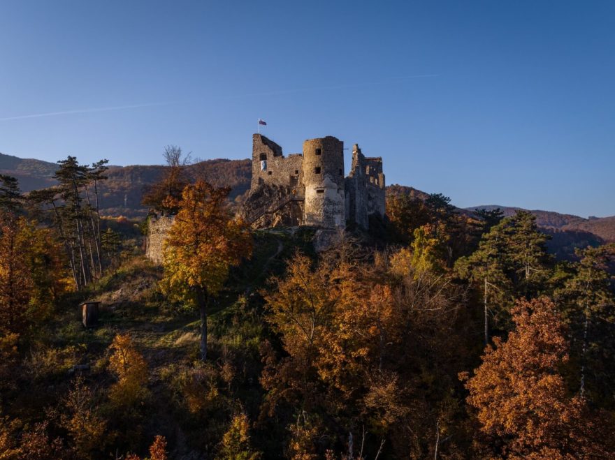 Hrad Revište je snadným cílem pro vodáky. Od řeky je to k němu jen kousek. Region GRON.