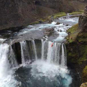 Autor článku při druhosjezdu Axlarfossu ve vnitrozemí Islandu.