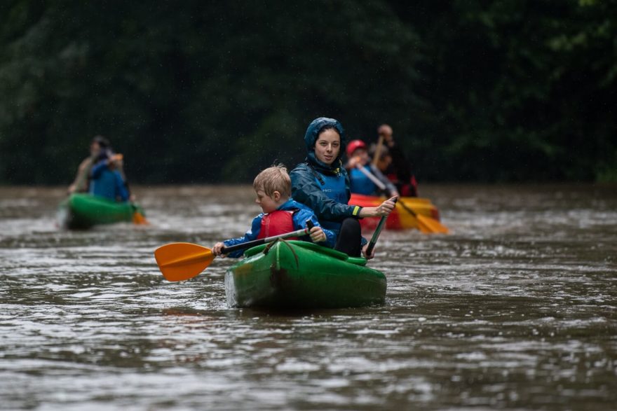 Nováčci jedou na háčku s dospělými.