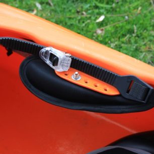 Detail stehenních opěrek a dotahování zádové opěrky.