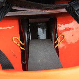 Očka pro uchycení materiálu za sedačkou.