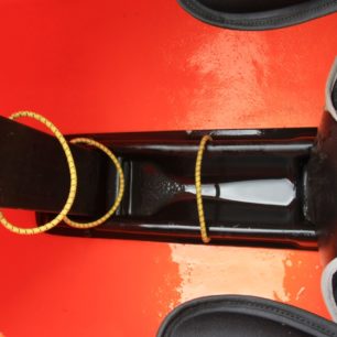 Očka pro uchycení materiálu před sedačkou.