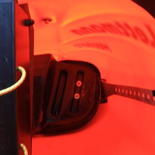 Pohled na nožní opěrku, která je velmi pohodlná.