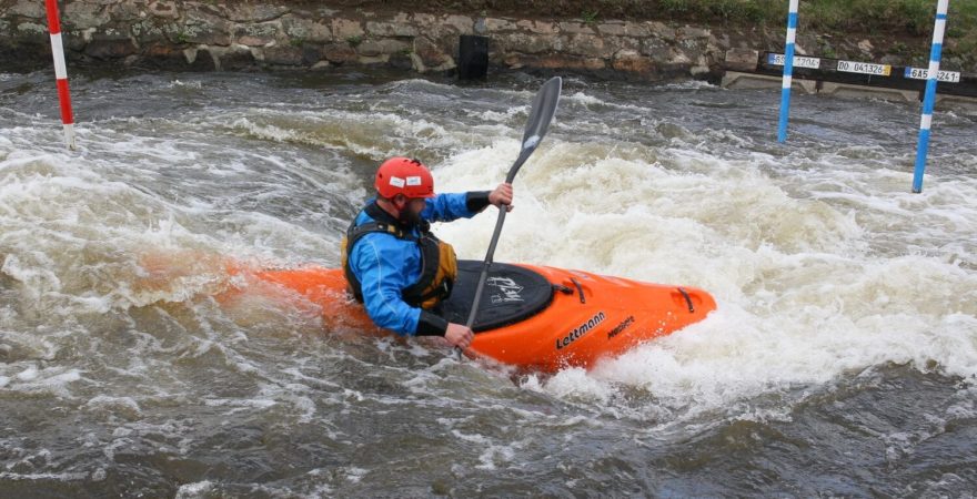 Loď se velice dobře boofuje, pomáhá tomu nízká záď.
