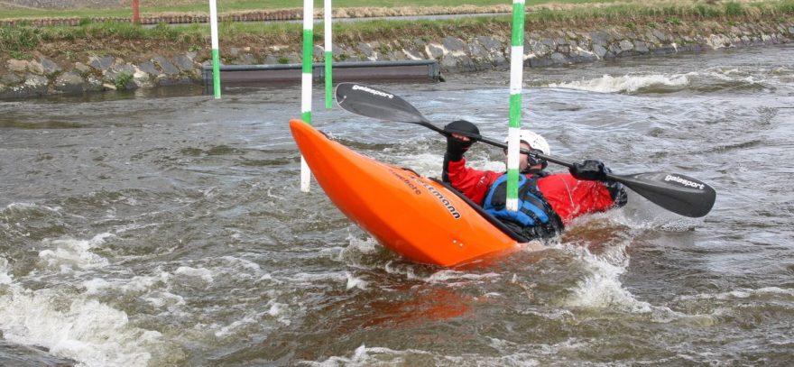 Vracáky a brány lze projíždět i na odhoz se zatopením zádě, jako na slalomových lodích.
