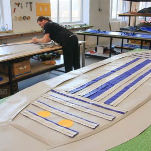 Lepící část výrobní haly.