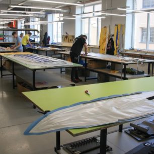 Celkový pohled na lepící část výrobní haly.