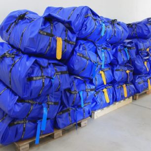 Kupa lodí připravených na cestu k zákazníkům.