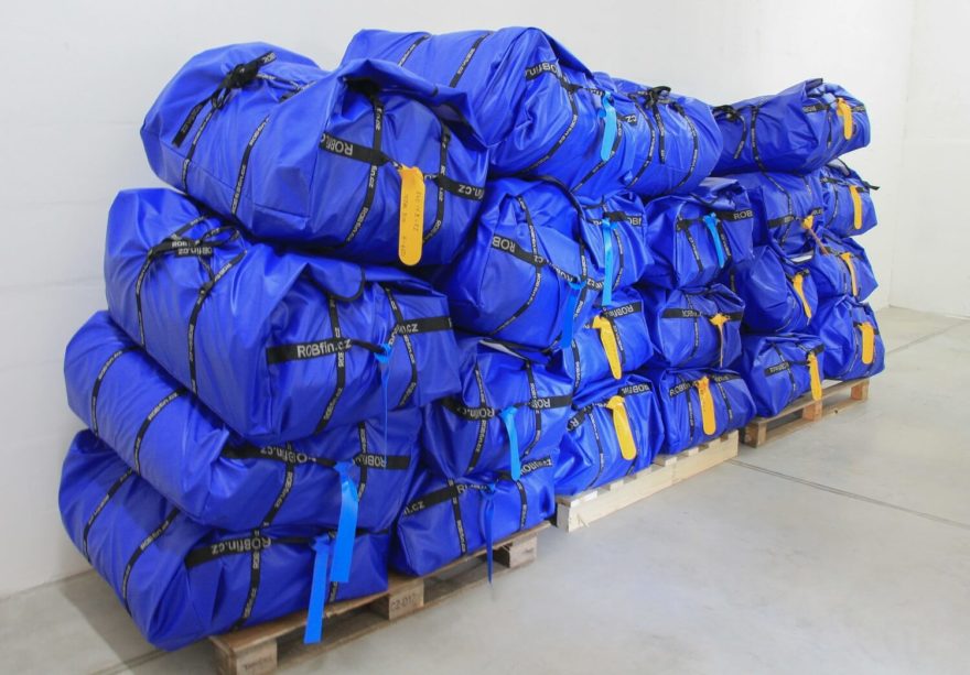 Kupa lodí připravených na cestu k zákazníkům.