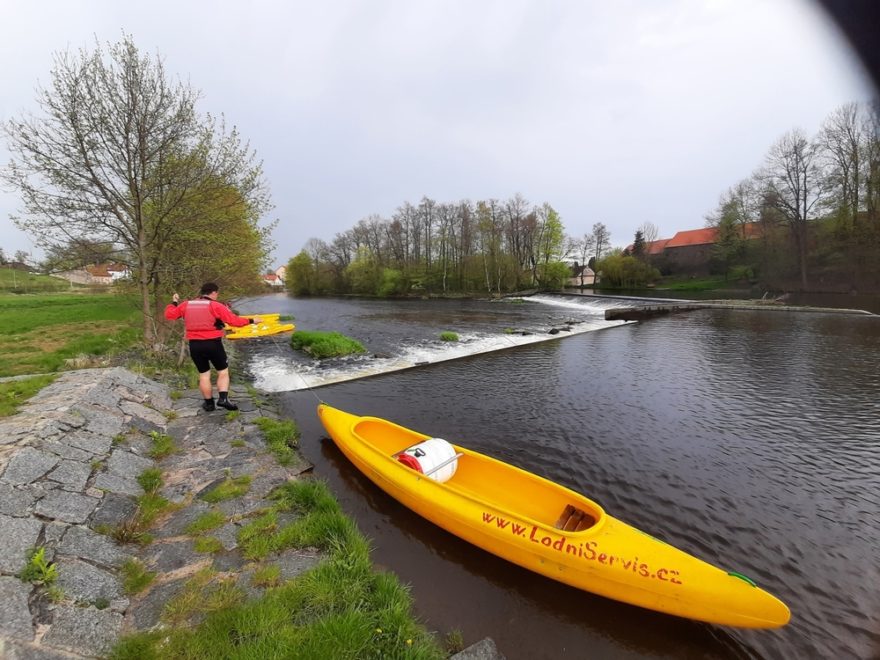 Přetahování jezu Kozlov, ř. km 68,2