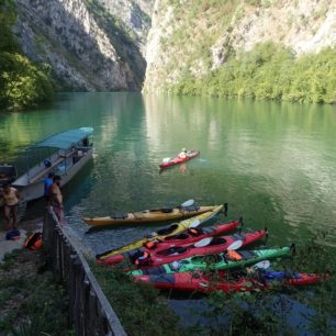 Jedna ze zastávek v občerstvovně. Je jasné, že bez rakije to nepůjde.