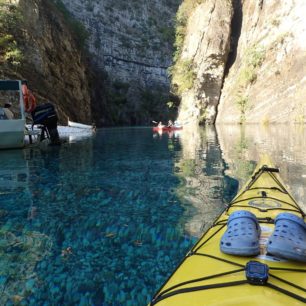 Průzračná voda a pohled na oblázkové dno.