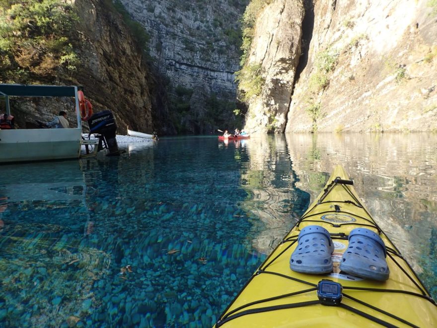 Průzračná voda a pohled na oblázkové dno.