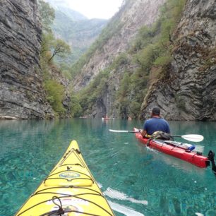 Jedna z mnoha úzkých a hlubokých zátok.