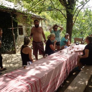 Zastávka u domorodců.