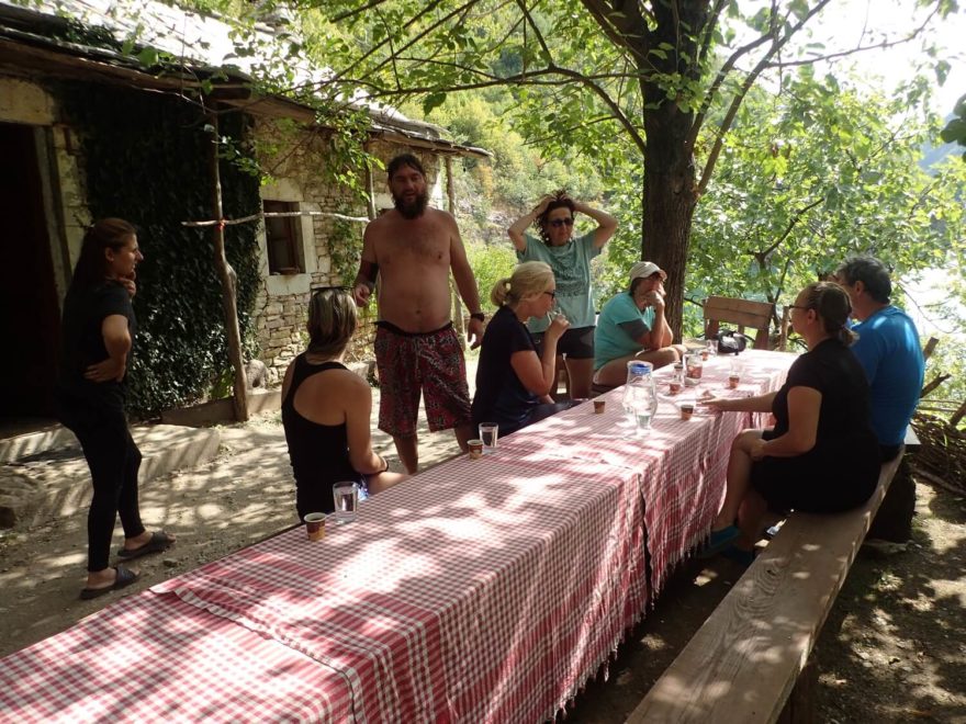 Zastávka u domorodců.