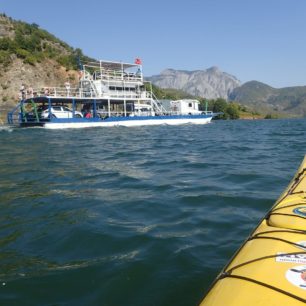 Míjí nás místní malý trajekt.