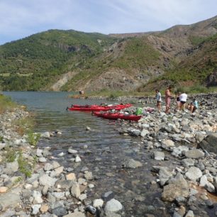 Zastávka na svačinku na kamenité pláži.