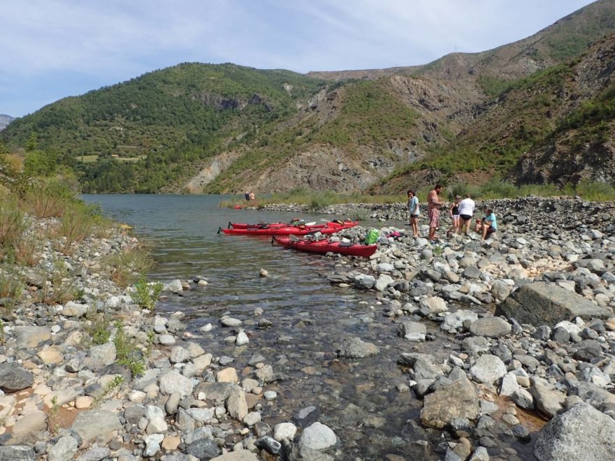 Zastávka na svačinku na kamenité pláži.