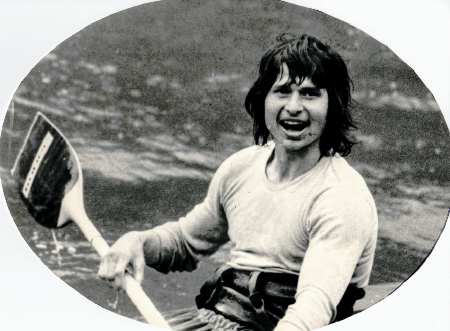 Vysmátý mladý závodník.