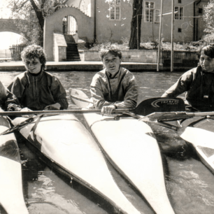 U Karlova mostu. Jirku asi poznáte...