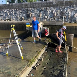 Přípravy pro stavbu vlny.