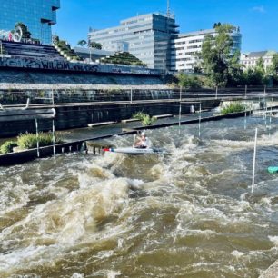 Stávající podoba štvanického kanálu. V pozadí je vidět nikdy nevyužitá tribuna.