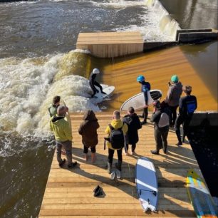 První surfaři na vlně. Dílo se podařilo.