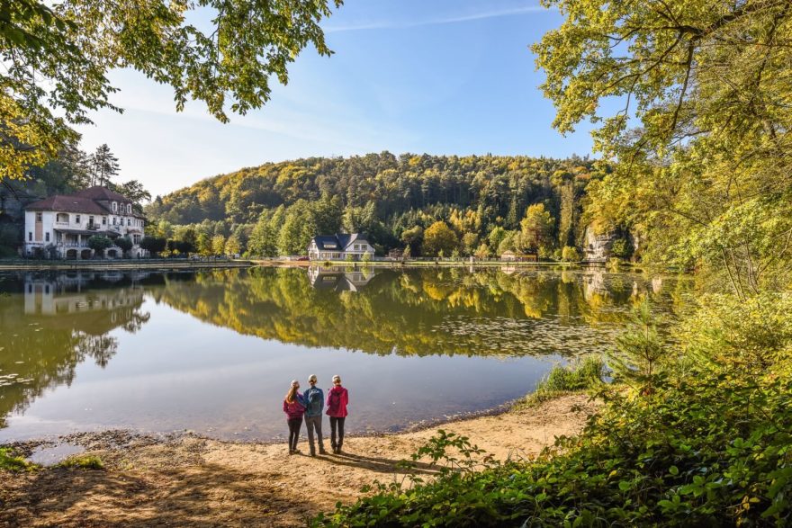 V rybníku Harasov v Kokořínském údolí se v létě i vykoupete.