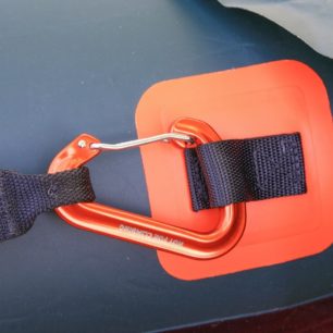 Oranžová karabina patří na oranžově označené oko. Nelze se splést.