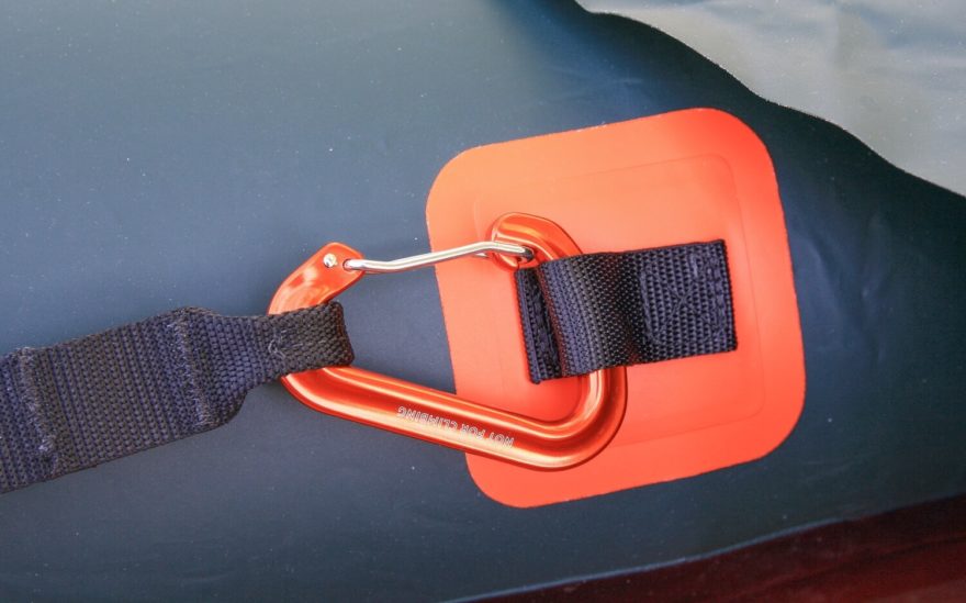 Oranžová karabina patří na oranžově označené oko. Nelze se splést.