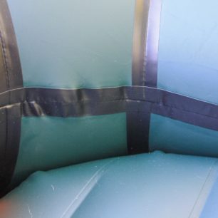 Všechny švy jsou dobře přelepené. Během testování přelepy nikde nepovolily.