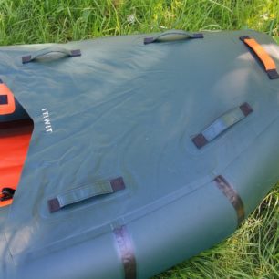 Přední paluba s oky pro uchycení materiálu a oranžovým madlem pro nošení.