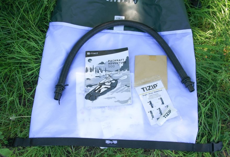 Součástí balení je transportní/nafukovací vak, návod, mazání na zip, hadice pro nafukování a opravná sada.