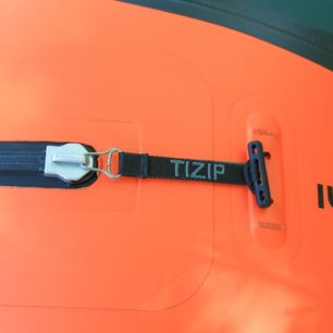 Jezdec zipu se vkládá do malého očka, aby neplandal.