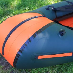 Pohled na zadní část packraftu. Skrz zip lze pohodlně naložit bagáž.